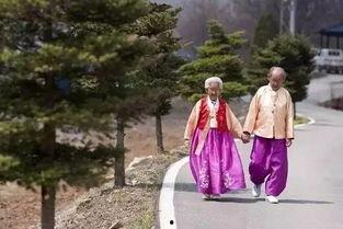 娱乐吃瓜酱爷爷撑伞,娱乐界温馨一幕